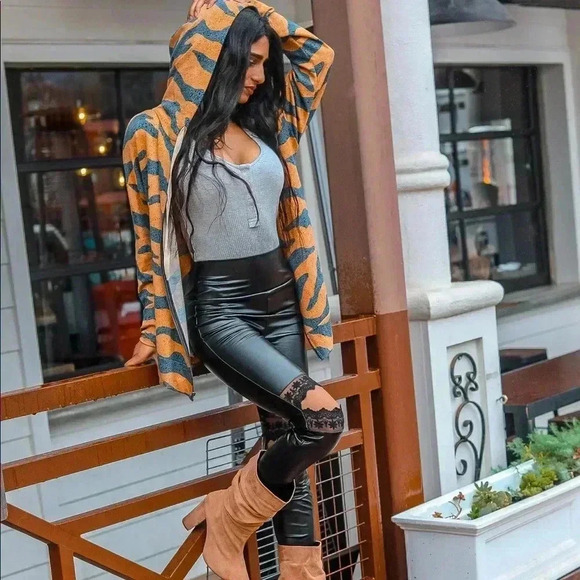 Lace cut out Faux Leather Leggings - Picture 4 of 6